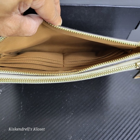 Coach Bundle Hilda Sandals SZ6 and Matching Signature  Wristlet. - Picture 15 of 16